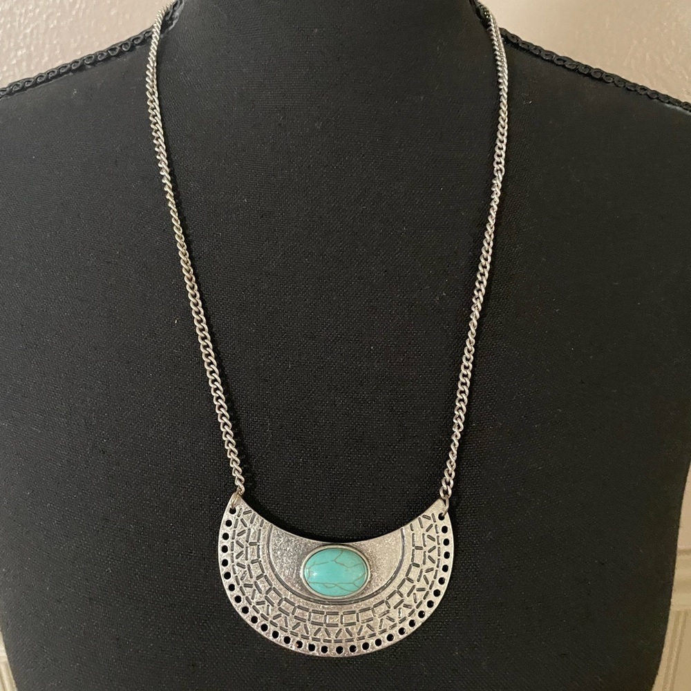 Silver tone and Turquoise Pendant Necklace fashion jewelry